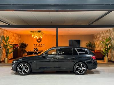 Financial Leas BMW 3 Serie Touring 320i xDrive Edition Sport Line Shadow Executive Garantie Head-Up Pano Camera Elek Achterklep Cruise Rijklaar