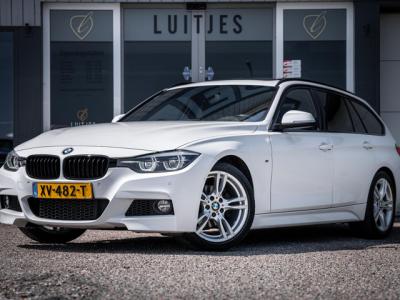 Financial Leas BMW 3 Serie Touring 318i M Sport Edition I Pano-dak I Leder I Trekhaak I LED I NL-auto I 2-eig. I Dealer-onderhouden