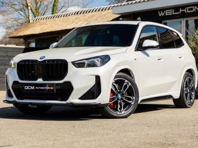 Financial Lease BMW iX1 EDrive 20 M Sport Live Cockpit I Mineralweiss Metallic I Head Up I Led I CarPlay I 360 Camera I M-Sportremmen rood I BTW