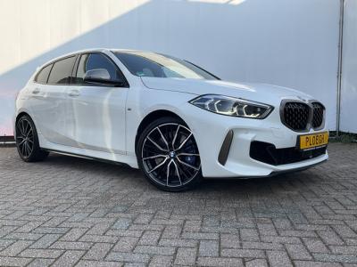 Financial Leas BMW 1-serie M135i 306pk xDrive M-Sport Automaat HUD Stoel-stuurverw. BOMMETJE!